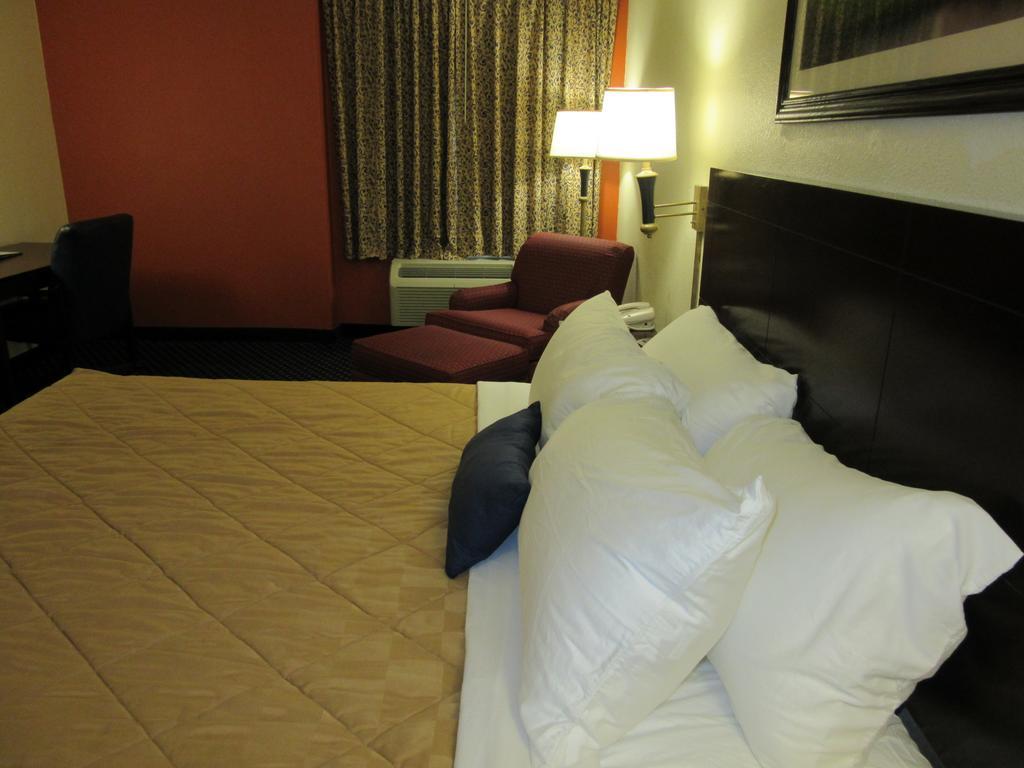 Atrium Hotel & Conference Center Hutchinson Εξωτερικό φωτογραφία