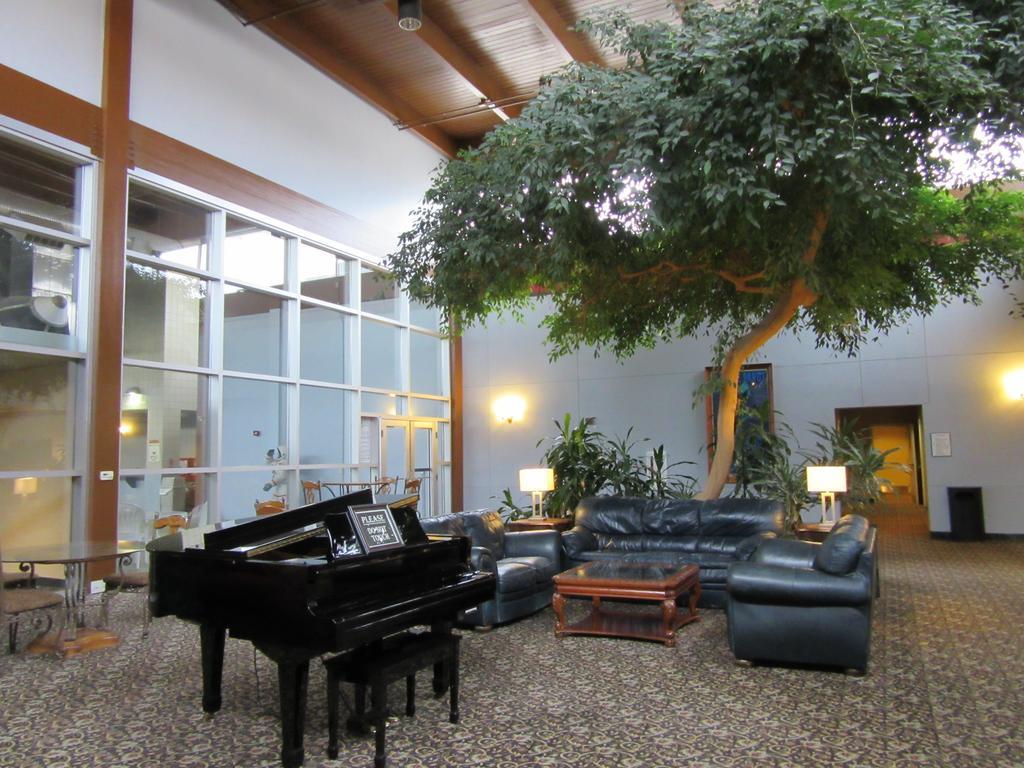 Atrium Hotel & Conference Center Hutchinson Εξωτερικό φωτογραφία