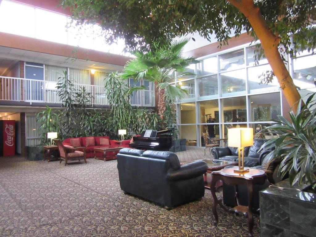 Atrium Hotel & Conference Center Hutchinson Εξωτερικό φωτογραφία
