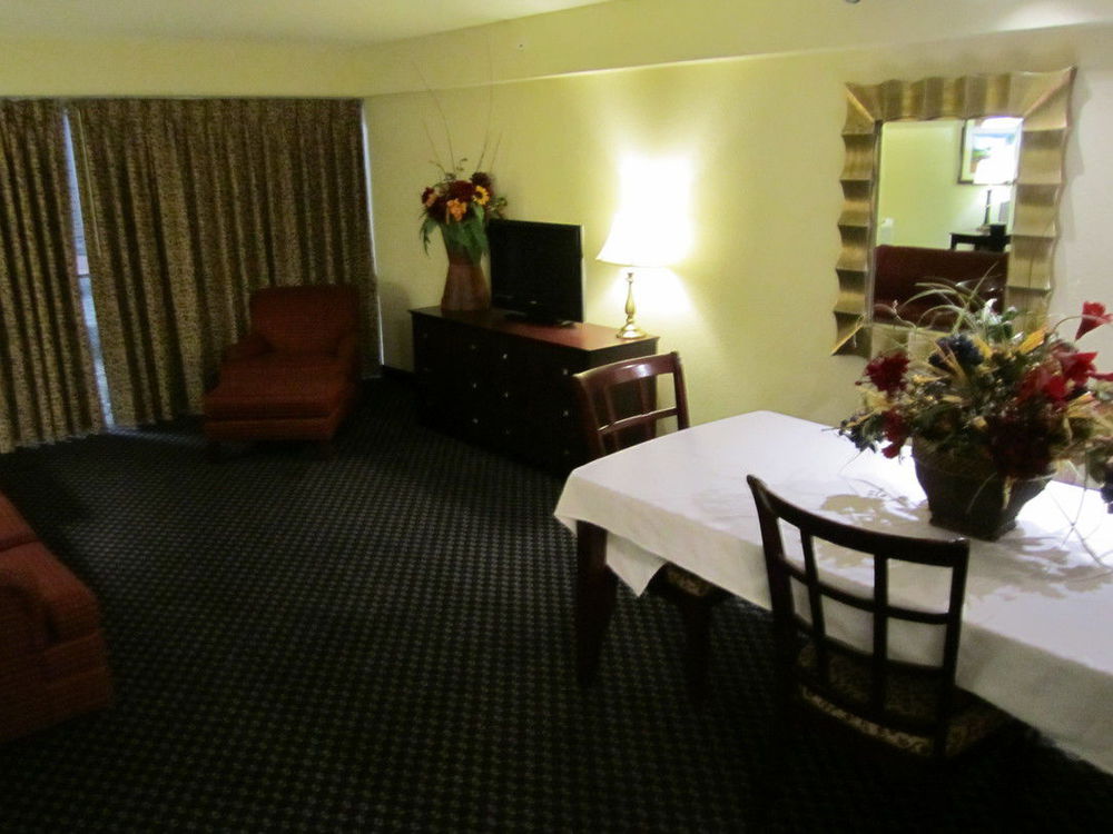 Atrium Hotel & Conference Center Hutchinson Δωμάτιο φωτογραφία